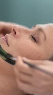 Gua sha - Hudpleje - Lymfedrænage - Hovedbundsmassage - Akupressur - Ansigtsmassage 🤍 Alt i afslappende omgivelser der er til bare for dig?
Japansk Lifting er svaret 🤍

.
.
.
.
#japansklifting #ansigtsbehandling #kosmetolog #antiage #stress