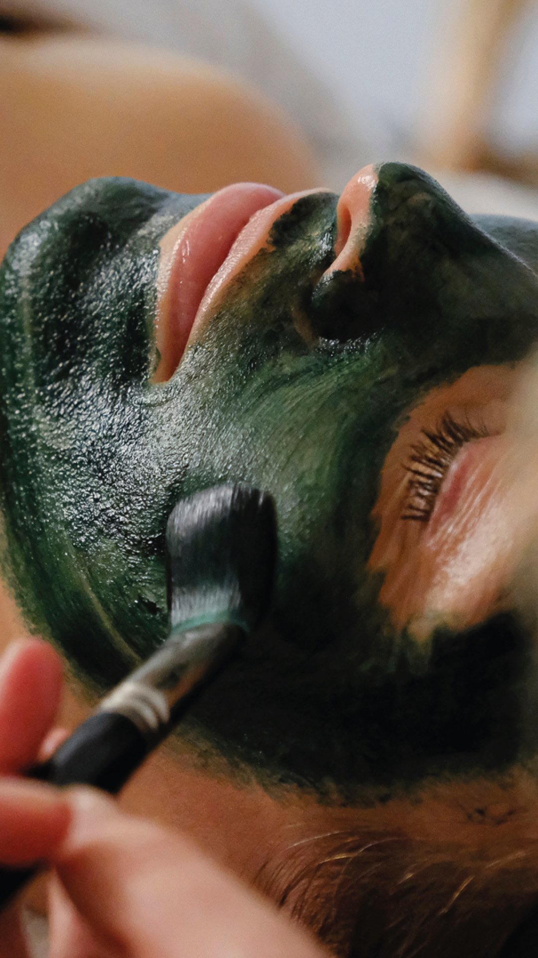 Udover den smukke grønne spirulina/manuka maske benytter jeg Hybenkerneolie i stort set alle mine behandlinger 🤍

Ved du hvad nogen af fordelene er ved denne alsidige og skønne olie? 🤍 

🤍 Stimulerer cellefornyelse – naturligt A-vitamin forbedrer hudens struktur og glød.
🤍 Reducerer ar og pigment – fremmer heling og udjævner hudtonen.
🤍 Fugter i dybden – styrker hudbarrieren og holder på fugten.
🤍 Beskytter mod frie radikaler – antioxidanter forebygger tidlig aldring.
🤍 Beroliger huden – dæmper rødme og inflammation.
.
.
.
.
.
#japansklifting #ansigtsbehandling #reiki #healing #cacaoceremony #metime