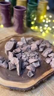 Fuld af taknemmelighed for alle der deltog i Presence & care cacao ceremony her til aften @ambeautycare.dk  og @presencebyjulie 🤎🤍🤎 Tak for lån af smukke og stemningsfulde lokaler til @loft.no.5 
.
.
.
#ceremony #cacaoceremony #meditation #reiki #yinyoga #intention