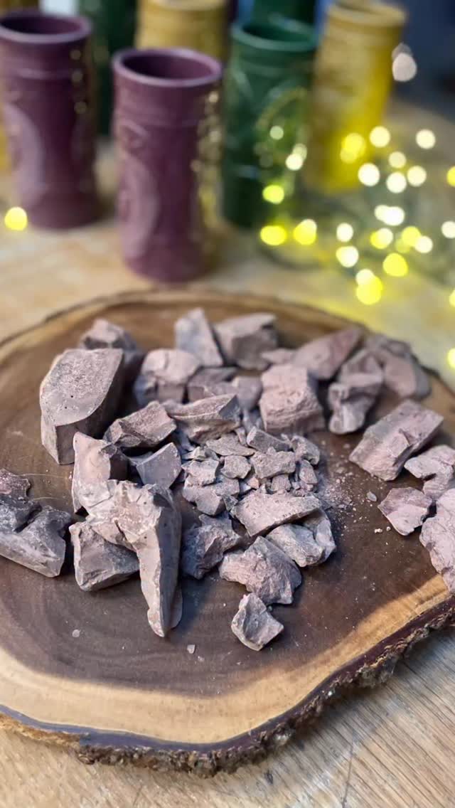 Fuld af taknemmelighed for alle der deltog i Presence & care cacao ceremony her til aften @ambeautycare.dk  og @presencebyjulie 🤎🤍🤎 Tak for lån af smukke og stemningsfulde lokaler til @loft.no.5 
.
.
.
#ceremony #cacaoceremony #meditation #reiki #yinyoga #intention