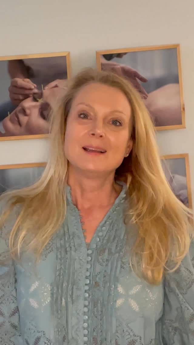 🤍 KONKURRENCE 🤍

Vil du vinde en af mine helt nye Flow-behandlinger?

Calming Facial Flow eller 
Slow Aging Facial Flow

Begge er skabt som en sanselig behandling for krop, sind og hud.

Flow-behandlingerne udføres i et intuitivt og nærværende flow, hvor tempoet sænkes, nervesystemet falder til ro, og du får mulighed for at lande – helt ned i kroppen.

Ved ankomst vælger du din egen æteriske olie, som tilsættes et varmt fodbad med Epsom salt.
Mens du lander, serveres en kop urte-te – eller ceremoniel cacao, hvis du ønsker en dybere, hjerteåbnende start.

Selve behandlingen tilpasses altid med omhu til dig og din hud, præcis som den er her og nu.

Det er en behandling, der inviterer til ro, regulering og fornyelse – både indvendigt og udvendigt.

Præmie:
– 1 Flow-behandling 
– Ceremoniel cacao (tilvalg)
– Samlet værdi: Kr. 1120,-

Læs mere om behandlingerne på min www
Link i bio 🤗

Sådan deltager du:
	1.	Like opslaget
	2.	Følg med her
	3.	Kommentér hvorfor du har brug for behandlingen - og tag gerne med én, du synes fortjener et øjeblik i ro 🤍

Vinderen trækkes søndag den 8. februar og får direkte besked.

Held og ro til dig 🤍

.
.
.
.

#konkurrence #giveaway #ansigtsbehandling #kosmetolog #beauty