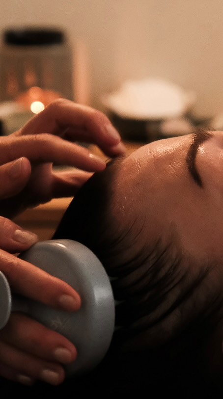 Huden fortæller altid en historie 🤍

Om travle dage, lidt for lidt søvn, stress, kulde, liv – og om hvordan vi passer på os selv.

I mine behandlinger arbejder jeg ikke kun med hudens overflade, men med hele hudens funktion 🤍

Cirkulationen, bindevævet, lymfen og de små muskler i ansigtet, som med tiden kan sætte sig som spændinger og linjer.

Når huden får ro, næring og stimulering på den rigtige måde, begynder den at arbejde med os igen.
Den bliver klarere, mere levende og mere i balance.

Det er ikke et quick fix.
Det er en måde at tage sin hud – og sig selv – alvorligt.

Book din tid hos
AM Beauty & Care 🤍

Link til booking i bio
.
.
.
.
#japansklifting #ansigtsbehandling #stress #skønhed #metime