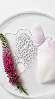 Et nyt blomsterunivers er flyttet ind hos AM Beauty & Care 🤍

Jeg er utrolig glad for endelig at kunne byde Fleur’s velkommen i klinikken: 

Et botanisk hudplejeunivers, hvor blomster, videnskab og velvære smelter sammen i behandlinger, der både giver synlige resultater og en følelse af ro og forkælelse.

For at fejre lanceringen tilbyder jeg i juni og juli 25 % introduktionsrabat på mine tre Fleur’s behandlinger:

🌸 GOLDEN Collagen Booster

En luksuriøs slow ageing behandling, der tilfører huden glød, fugt og spændstighed med blandt andet 24 karat guld, hyaluronsyre og økologisk stjernelilje.

Normalpris: 925 kr.
Juni/Juli-pris: 690 kr.

🌸 HAPPY SKIN

En beroligende behandling til sensitiv, stresset eller træt hud, som hjælper huden tilbage i balance og giver ro til både hud og sind.

Normalpris: 790 kr.
Juni/Juli-pris: 590 kr.

🌸 FLORAL SMOOTHIE

En frisk glow- og detoxbehandling, der giver ny energi, fugt og vitalitet til en sommer-hud, som føles tør, mat eller træt efter hverdagens påvirkninger.

Normalpris: 790 kr.
Juni/Juli-pris: 590 kr.

Alle behandlinger tilpasses naturligvis din hud og dine behov - og kan kombineres med blandt andet dybderens, buccal massage eller andre tilvalg.

🤍 Introduktionspris med 25 % rabat i hele juni og juli.
🤍 Ved booking skriver du blot: “25 % Fleur’s”

Læs mere og book din tid via linket i bio.

Du er også altid velkommen til at skrive til mig, hvis du er i tvivl om, hvilken behandling der passer bedst til dig.

🤍 Anja
AM Beauty & Care
København K.
.
.
.
.
#ansigtsbehandling #kosmetolog #metime #japansklifting #hudpleje