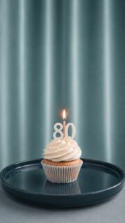 Forleden havde en af mine skønne kunder fødselsdag. 80 år 🎂

Hun kom som hun plejer til sin japanske lifting, og i dagens anledning fik hun lidt ekstra forkælelse hvor jeg benyttede Fleur’s lækre Golden produkter 🎂

Hun kommer hos mig hver anden måned, og vores behandlinger er altid fyldt med gode samtaler om hud, produkter, kost og livet generelt. Hun er nysgerrig, vidende og interesseret i så mange aspekter af livet, og jeg nyder altid, når hun kommer forbi.

Det smukke ved at arbejde med mennesker er netop, at ingen er ens. Vi kommer med forskellige historier, vaner og erfaringer. 

Denne fine kvinde har passet godt på sig selv gennem hele livet, og det er bestemt ikke mig, der kan tage æren for hendes smukke hud. 
Men jeg glæder mig over, at jeg får lov til at være en lille del af hendes fortsatte rejse 🤍

Og måske er det netop det, jeg holder allermest af ved mit arbejde: Mødet med mennesket 🤍

.
.
.
.
#ansigtsbehandling #kosmetolog #fødselsdag #kbhk #slowaging