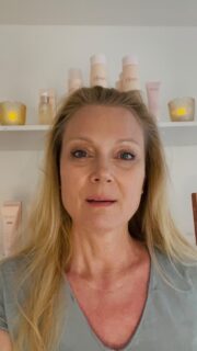🌷 Solen giver glød – men den kan også efterlade huden tør, varm og belastet 🌷

Fleur’s Floral Smoothie er den perfekte sommerbehandling til dig, der ønsker at give huden et lille detox og masser af næring.

Den kølende, blomsterbaserede maske hjælper med at berolige solpåvirket hud, tilføre intens fugt og understøtte hudens egen balance. 
Samtidig får du en sanselig behandling, hvor både hud og nervesystem får lov til at falde helt til ro 🌷

Perfekt efter en dag i solen – eller som en kærlig pause midt i sommeren.

Din hud vil takke dig med en friskere glød, mere fugt og ny energi 🌷

Book din sommerdetox hos AM Beauty & Care
via link i bio 🌷

.
.
.

#ansigtsbehandling #detox #kosmetolog #stress #sommer